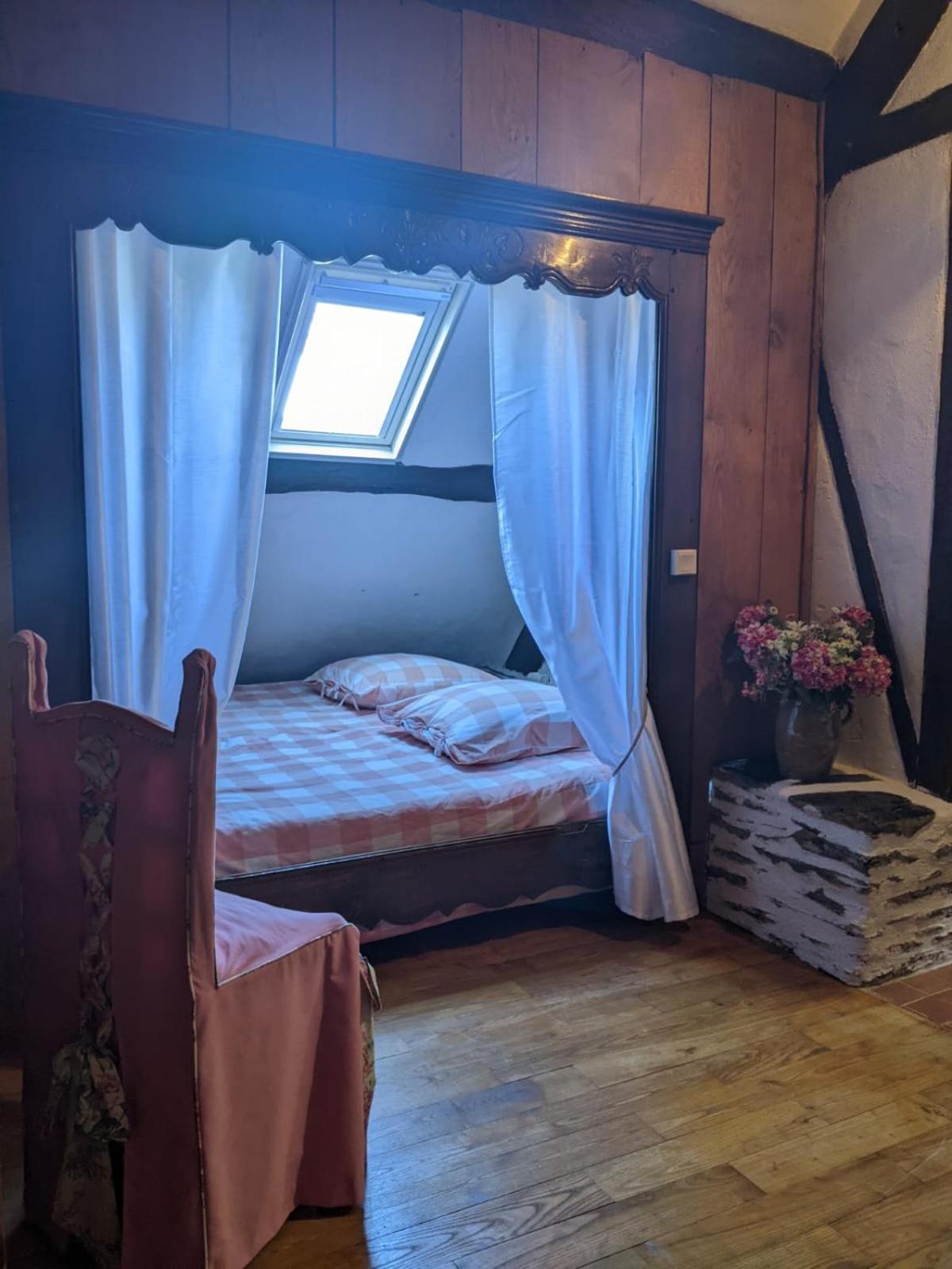 Chambre D'Hotes Saint Jacob Relais De Chasse Du XVIII Siecle Les Fougerets Luaran gambar