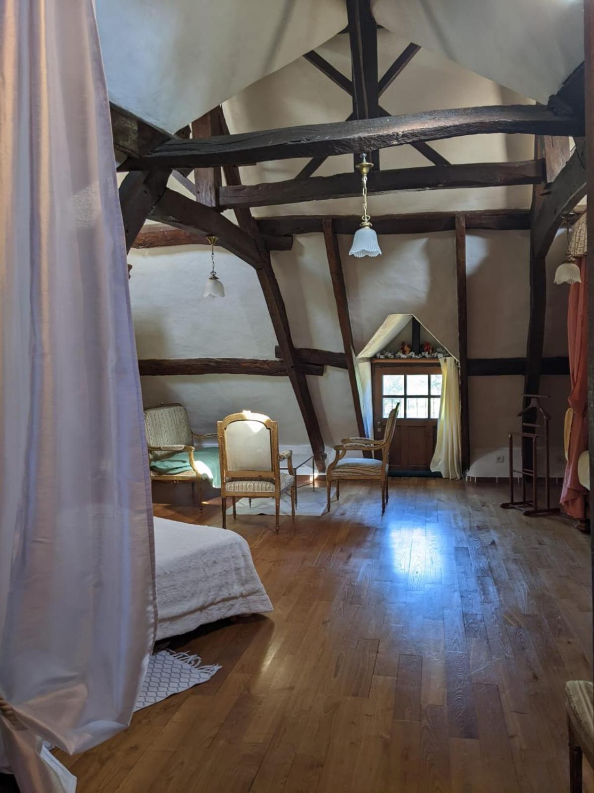 Chambre D'Hotes Saint Jacob Relais De Chasse Du XVIII Siecle Les Fougerets Luaran gambar