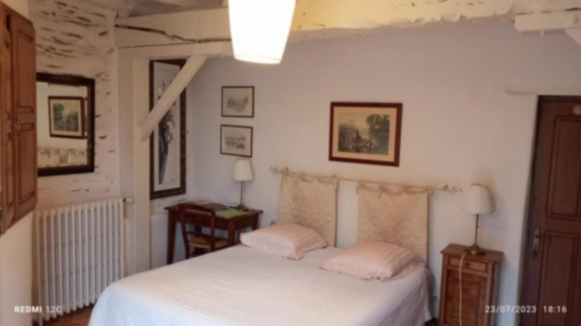 Chambre D'Hotes Saint Jacob Relais De Chasse Du XVIII Siecle Les Fougerets Luaran gambar